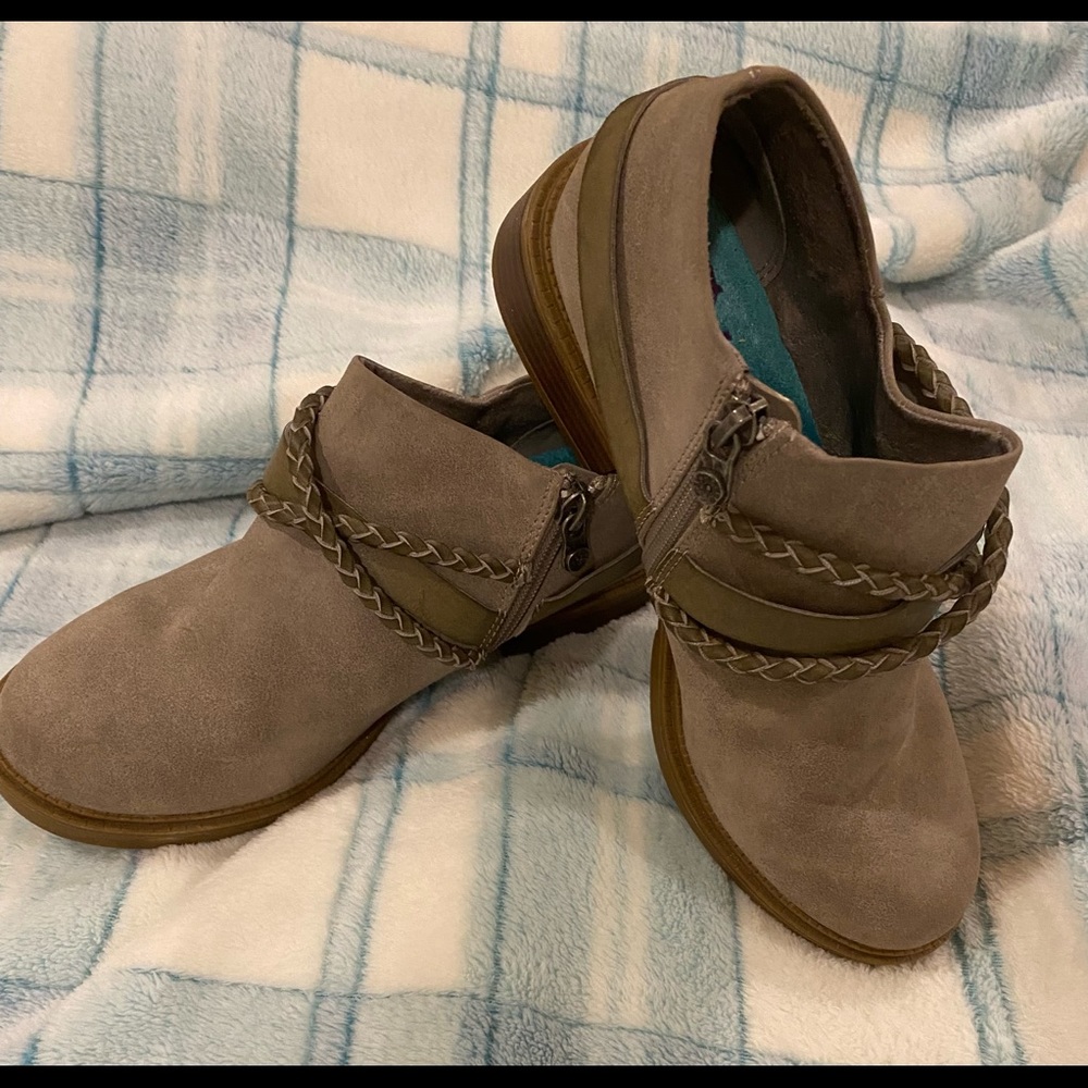 Tan/Gray boots, Size 8 that run a little small (7 1/2) Made by Blowfish Malibu